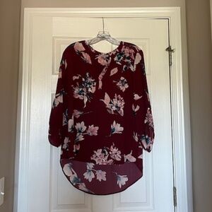 Women's Daniel Rainn Red V-Neck Floral Top with 3/4 sleeves. Excellent Condition